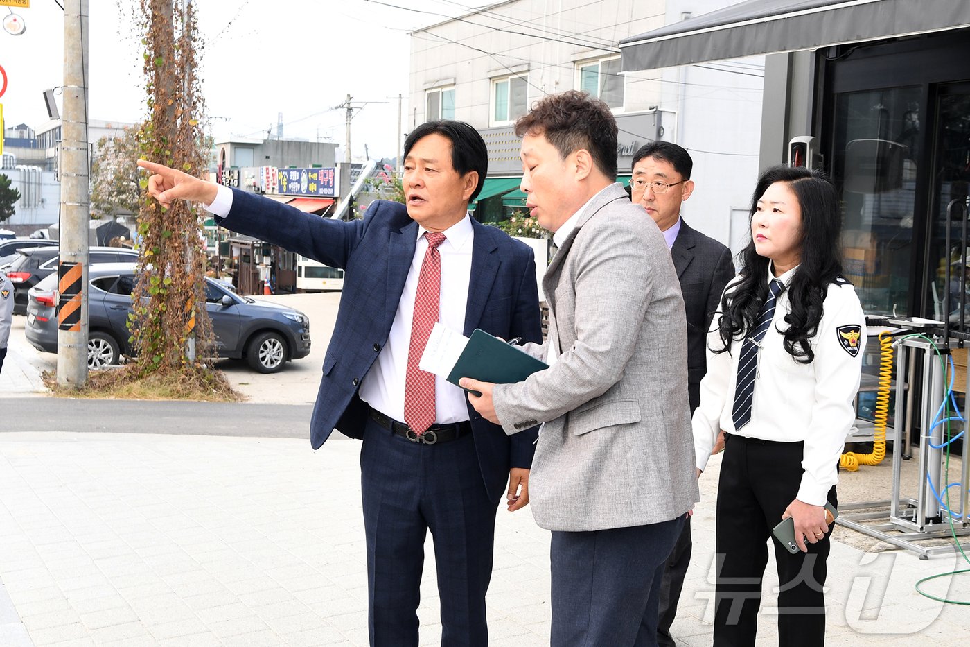 본문 이미지 - 박용철 군수가 임기를 시작한 17일 오전 강화읍에서 교통지도를 하고 있다(인천 강화군 제공)/뉴스1