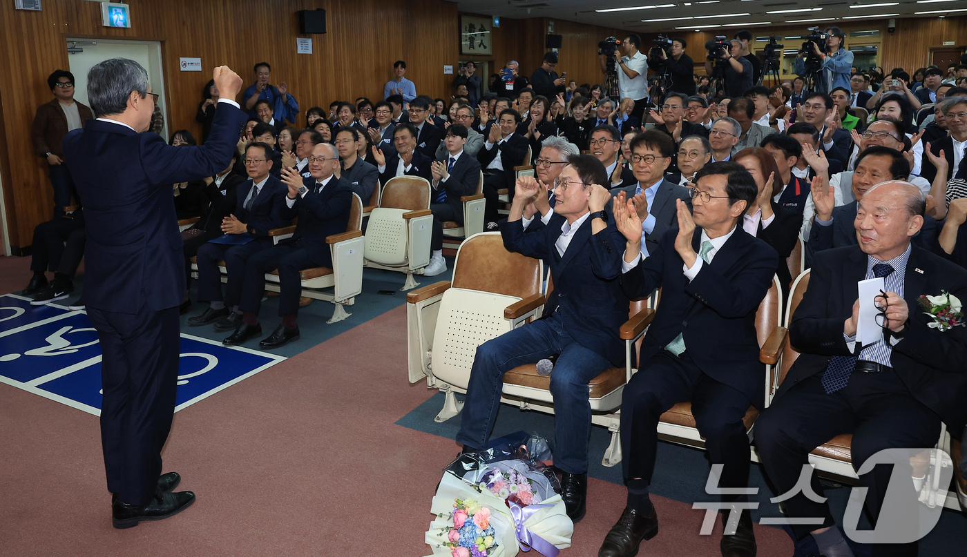 (서울=뉴스1) 박정호 기자 = 정근식 신임 서울특별시교육감(왼쪽)이 17일 오후 서울 종로구 송월길 서울특별시교육청 강당에서 열린 취임식에서 참석자들을 향해 두 손을 들어 보이고 …