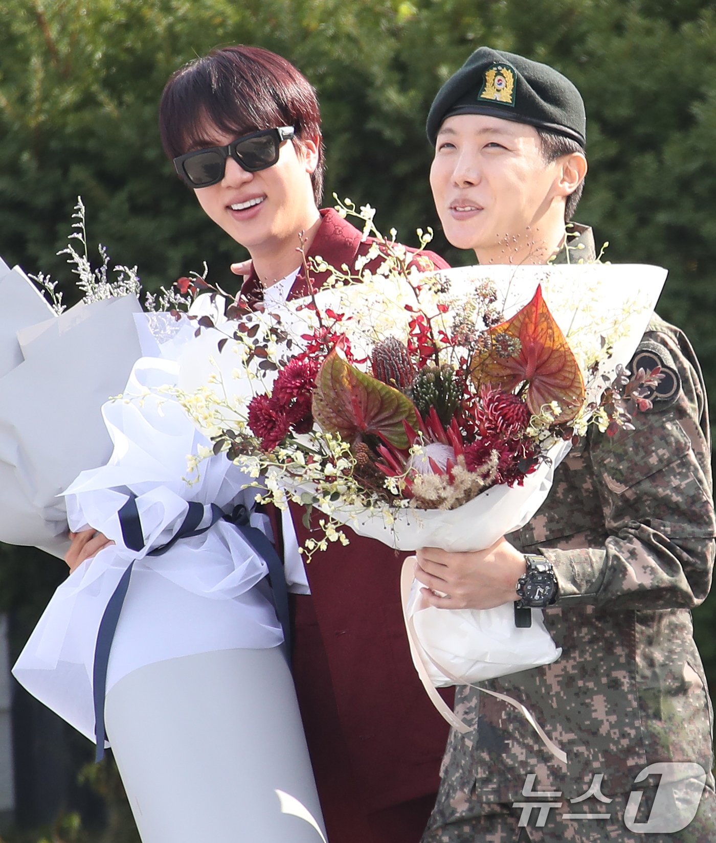 방탄소년단&#40;BTS&#41; 진&#40;왼쪽&#41;, 제이홉 ⓒ News1