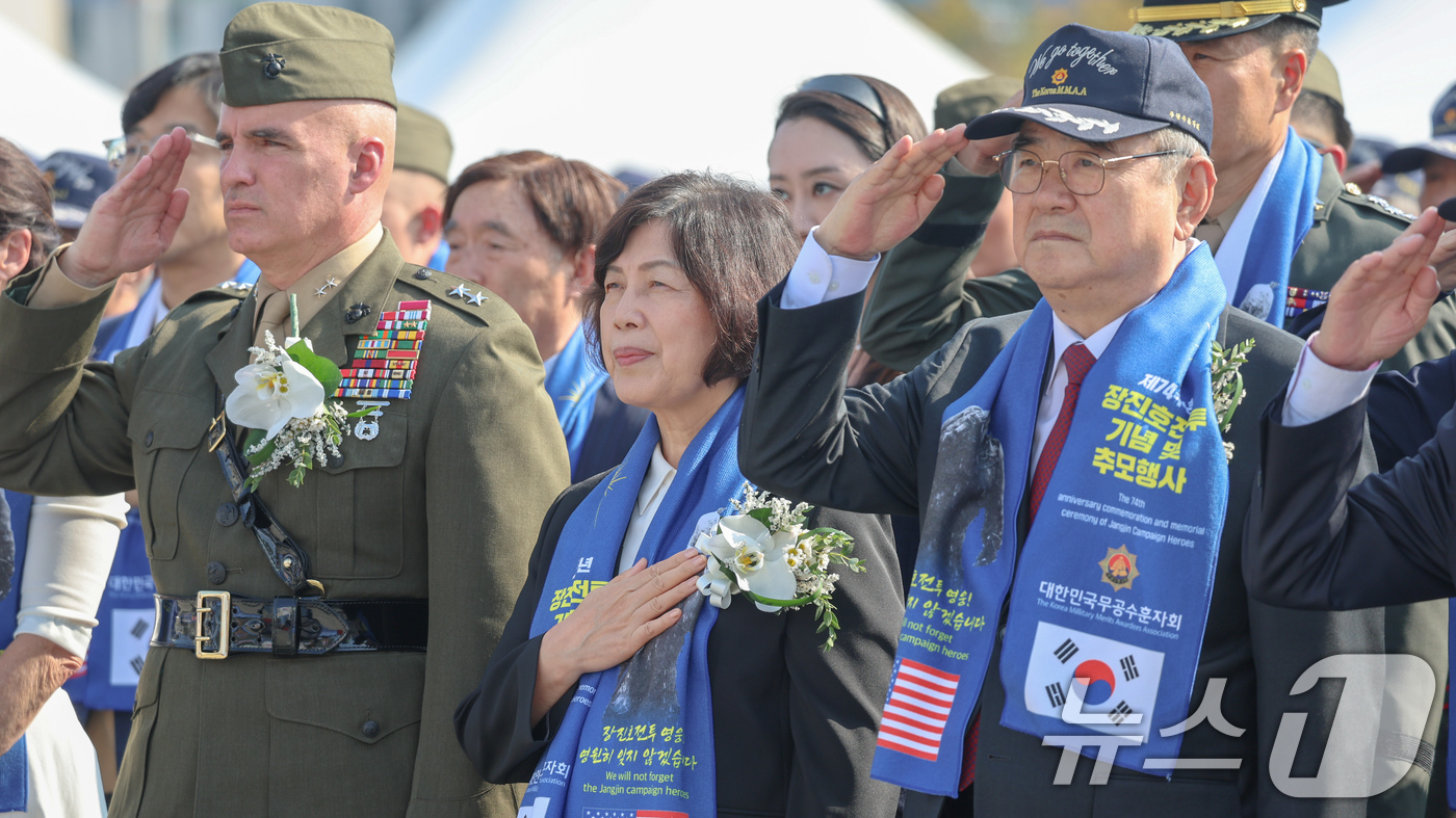 (서울=뉴스1) = 강정애 국가보훈부 장관이 17일 오후 서울시 용산구 전쟁기념관에서 열린 '제74주년 장진호 전투 기념 및 추모행사'에서 참석자들과 함께 국민의례를 하고 있다. …