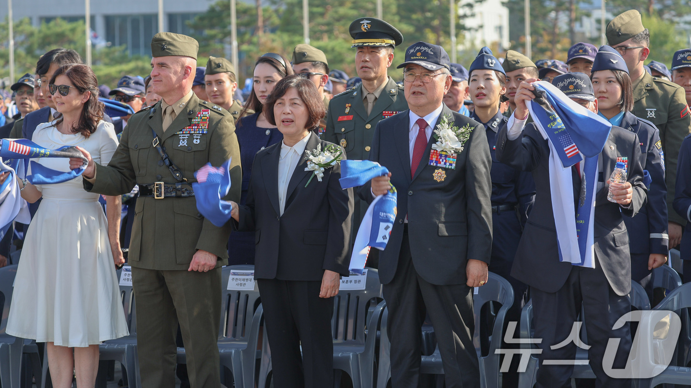 (서울=뉴스1) = 강정애 국가보훈부 장관이 17일 오후 서울시 용산구 전쟁기념관에서 열린 '제74주년 장진호 전투 기념 및 추모행사'에서 주요내빈과 함께 전우야 잘자라 노래를 제 …