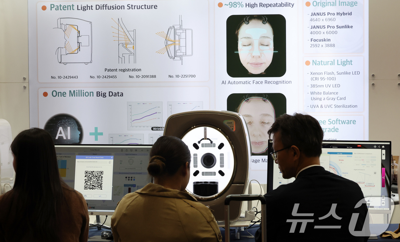 (고양=뉴스1) 이동해 기자 = 17일 오후 경기 고양시 킨텍스에서 열린 2024 K-뷰티 엑스포 코리아에서 바이어 및 참관객들이 안면 피부 분석 상담을 받고 있다. 2024.10 …