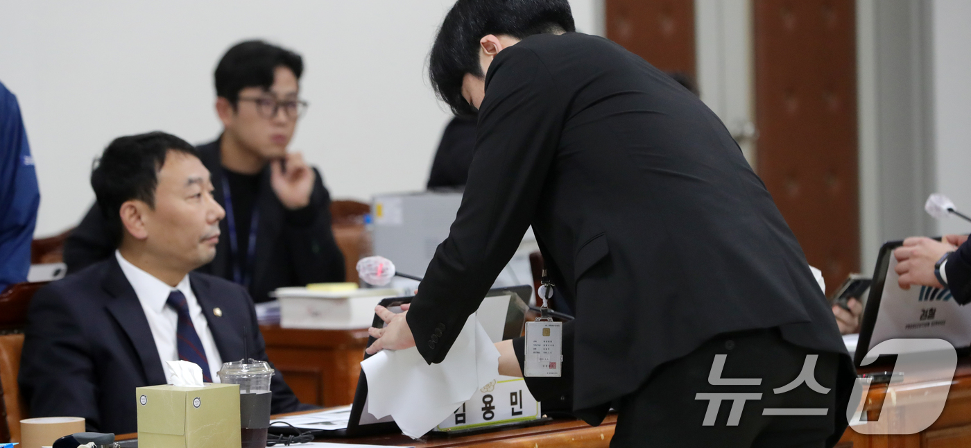 (대전=뉴스1) 유경석 기자 = 17일 대전광역시 대전고등검찰청에서 열린 국회 법제사법위원회 국정감사에서 관계자들이 노트북에 붙은 검찰 로고 인쇄물을 떼고 있다. 2024.10.1 …