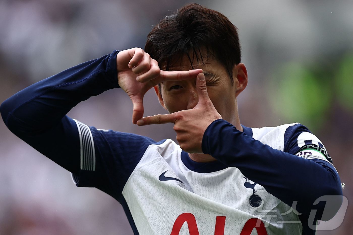 본문 이미지 - 찰칵 세리머니를 하는 손흥민 ⓒ AFP=뉴스1