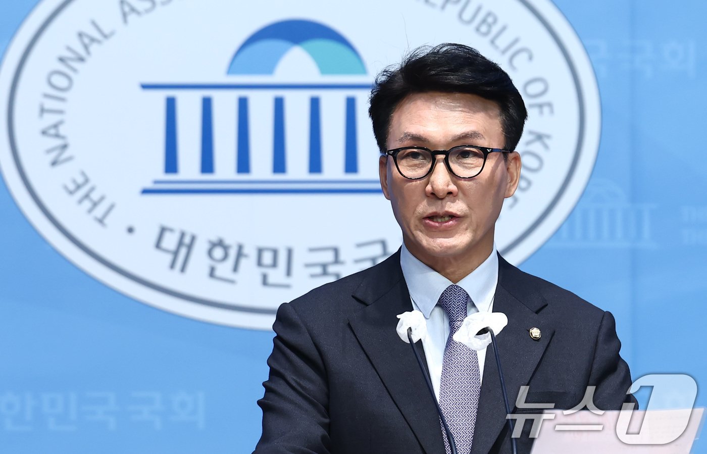 본문 이미지 - 김민석 더불어민주당 수석 최고위원이 17일 서울 여의도 국회 소통관에서 검찰의 김건희 여사 불기소 관련 기자회견을 하고 있다. 2024.10.17/뉴스1 ⓒ News1 김민지 기자