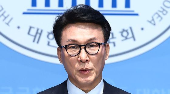 기자회견 하는 김민석 민주당 수석 최고위원