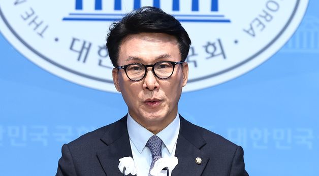 기자회견 하는 김민석 민주당 수석 최고위원