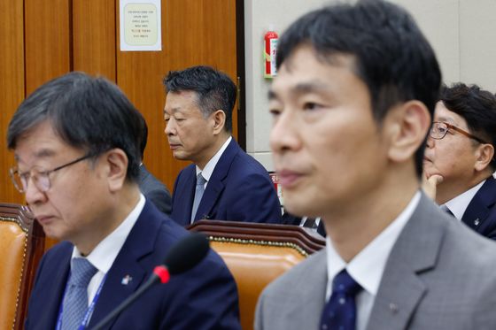 여야, 정무위서 '김건희 무혐의' 공방…이복현 "답변할 위치 아냐"(종합)