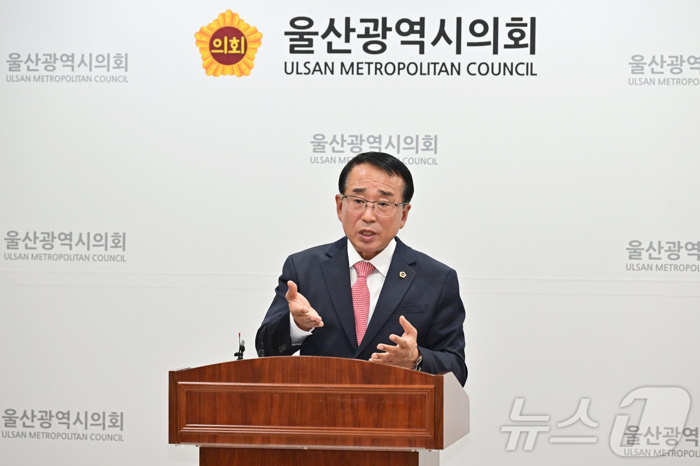 안수일 의원은 이날 오후 시의회 프레스센터에서 기자회견을 열고 “직인도 없는 국민의힘 사무총장 명의의 공문을 배포해 협조라는 이름으로 의장 재선거를 실시할 것을 종용하고 있다”고 밝혔다.&#40;울산시의회 제공&#41;