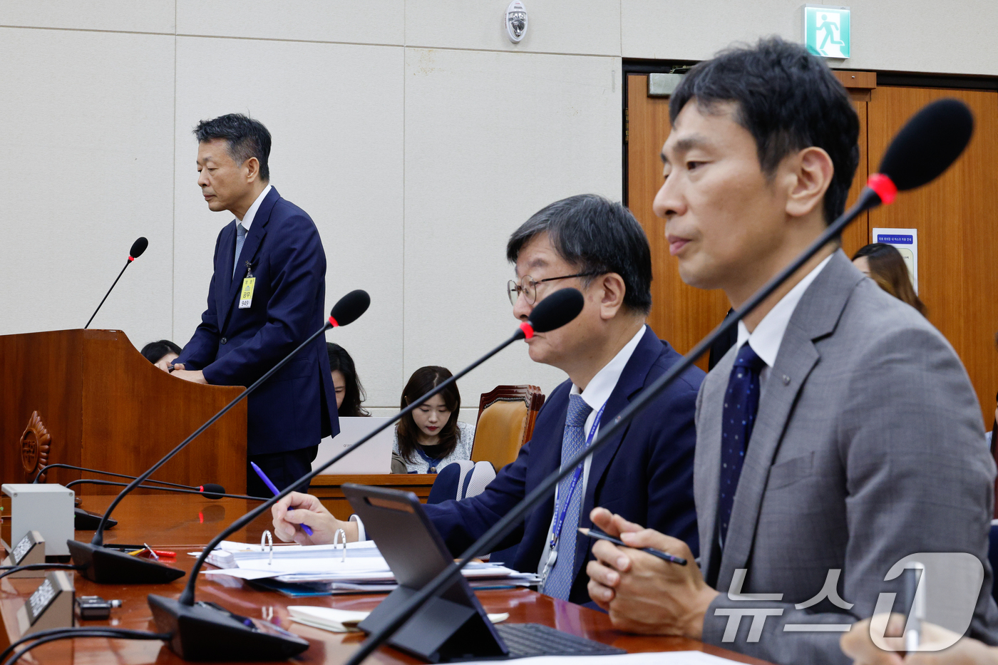 (서울=뉴스1) 안은나 기자 = 김광일 MBK파트너스 부회장이 17일 오후 서울 여의도 국회 정무위원회에서 열린 금융감독원·서민금융진흥원 국정감사에 증인 출석하고 있다. 오른쪽은 …