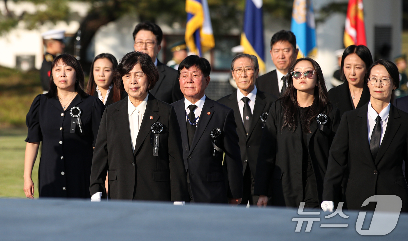 (서울=뉴스1) 이승배 기자 = 강정애 국가보훈부 장관이 17일 오후 서울 동작구 국립서울현충원 위패 봉안관에서 열린 독립유공자 7명 위패 합동 봉안식에 참석하기 전 유공자 유가족 …