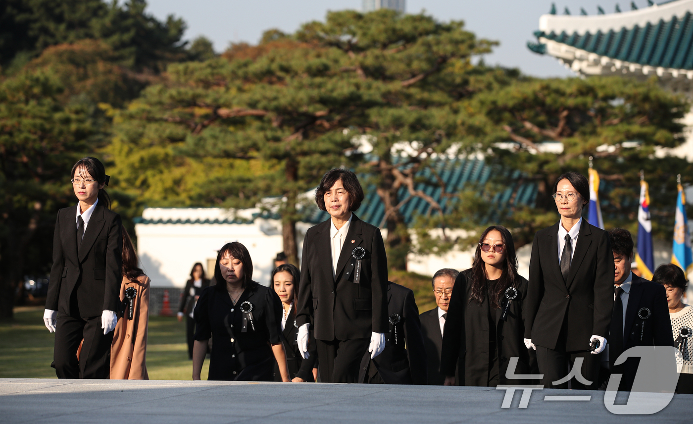 (서울=뉴스1) 이승배 기자 = 강정애 국가보훈부 장관이 17일 오후 서울 동작구 국립서울현충원 위패 봉안관에서 열린 독립유공자 7명 위패 합동 봉안식에 참석하기 전 유공자 유가족 …