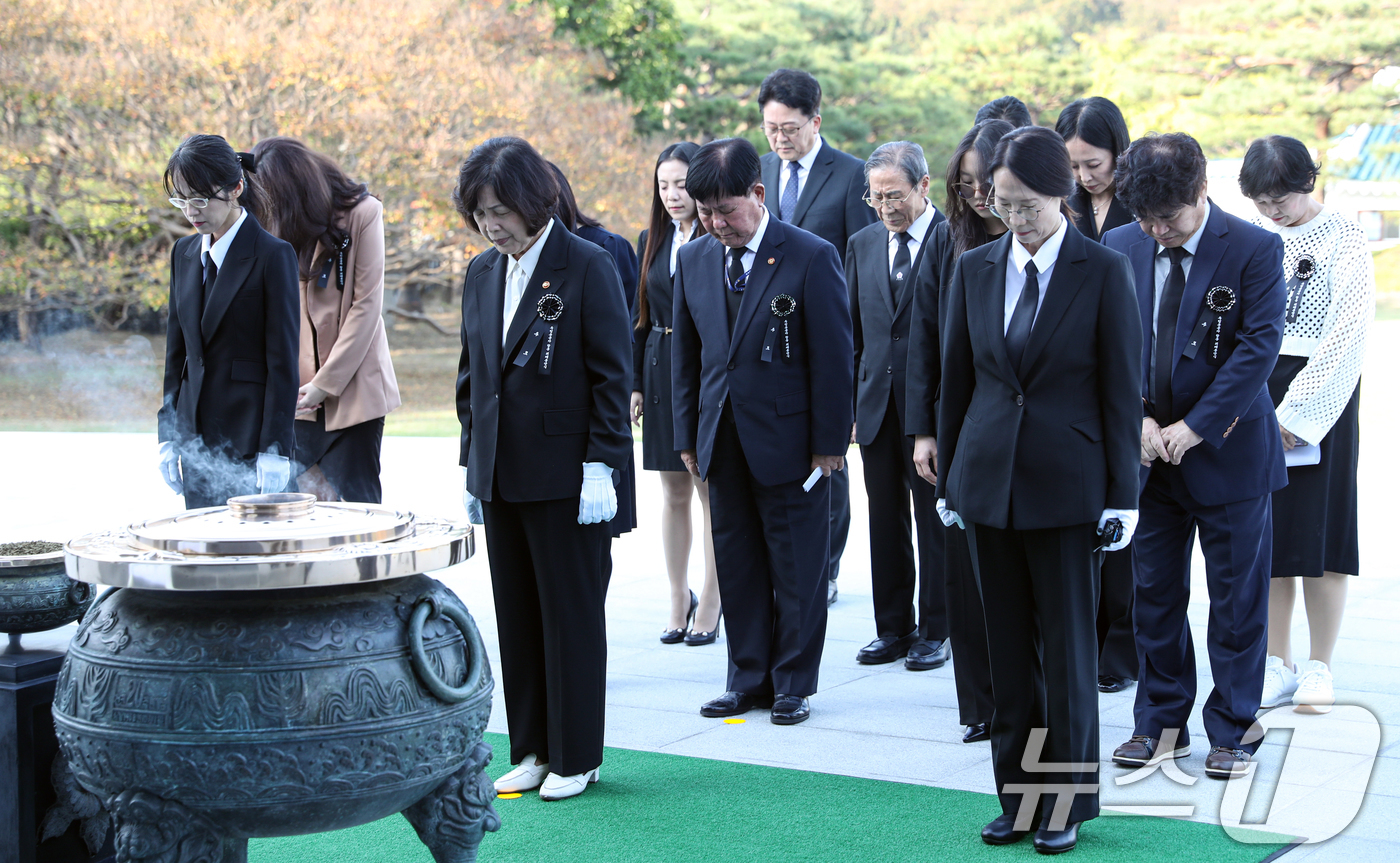 (서울=뉴스1) 이승배 기자 = 강정애 국가보훈부 장관이 17일 오후 서울 동작구 국립서울현충원 위패 봉안관에서 열린 독립유공자 7명 위패 합동 봉안식에 참석하기 전 유공자 유가족 …