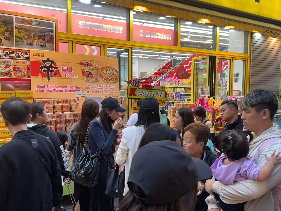 본문 이미지 - 농심과 코리아마트가 협업해 운영하는 &#39;K라면 슈퍼마켓&#39;에서 &#39;신라면 툼바&#39; 시식행사를 열었다.&#40;농심 제공&#41;