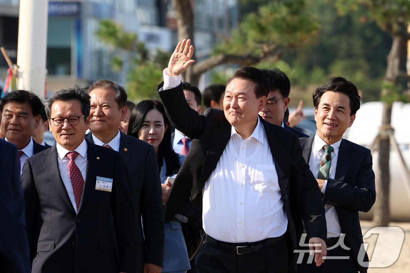 (서울=뉴스1) 박지혜 기자 = 윤석열 대통령이 17일 강원도 강릉시 강문해변에서 시민들에게 손을 흔들어 인사하고 있다. (대통령실 제공) 2024.10.17/뉴스1