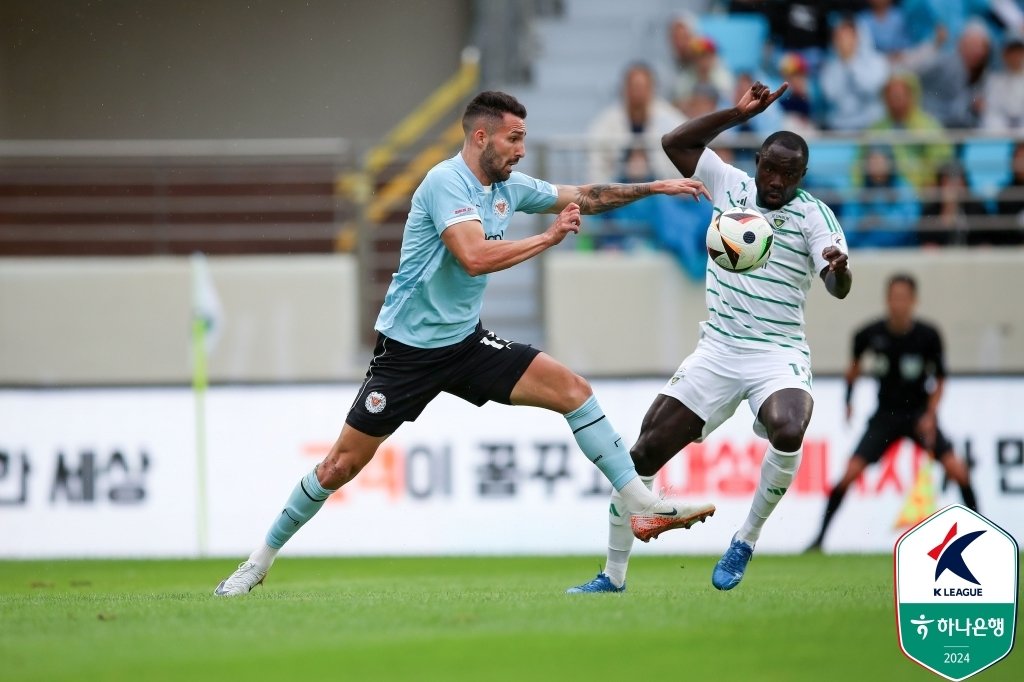 잔류 경쟁을 펼치는 전북 현대와 대구FC&#40;한국프로축구연맹 제공&#41;