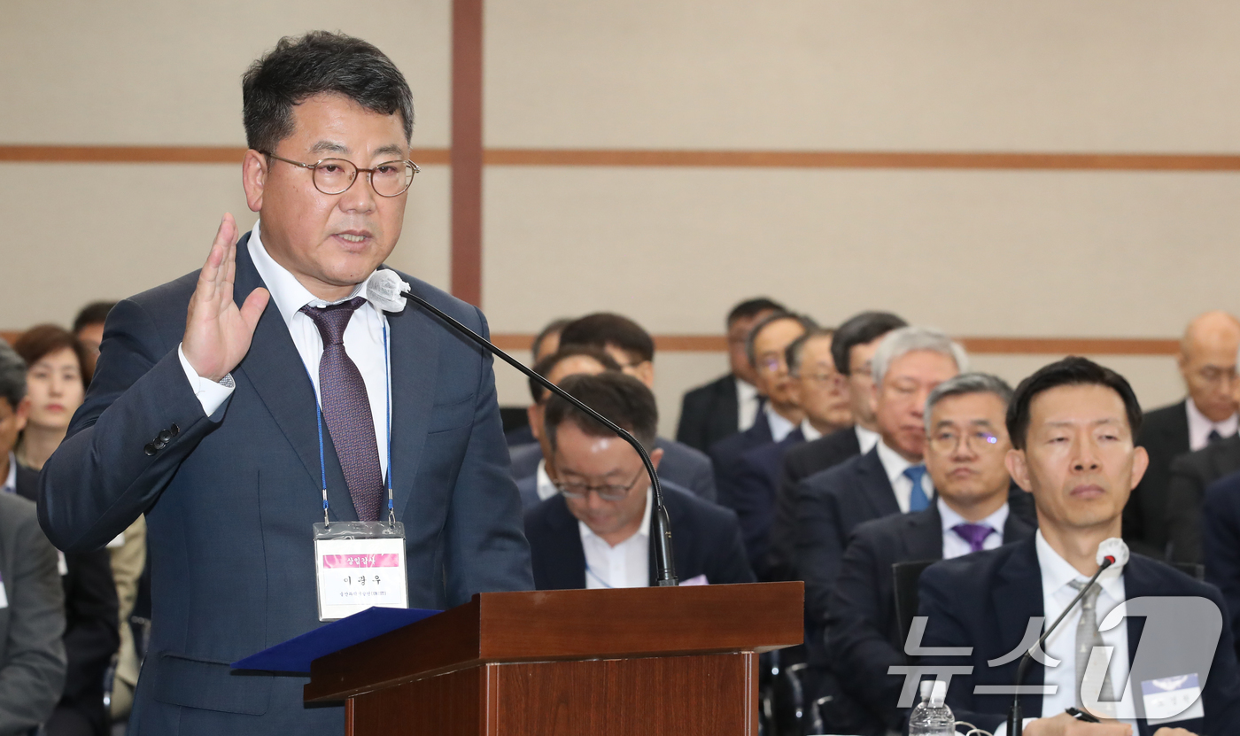 (대전=뉴스1) 김기태 기자 = 이광우 울산과기원 상임감사가 17일 대전 한국과학기술원(KAIST)에서 열린 국회 과학기술정보방송통신위원회 국정감사에서 증인선서를 하고 있다. 20 …