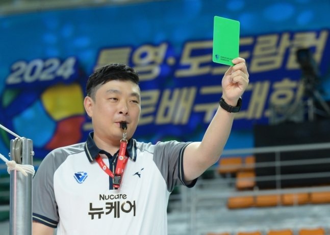 본문 이미지 -  이번 시즌 처음 도입되는 그린카드(KOVO제공)