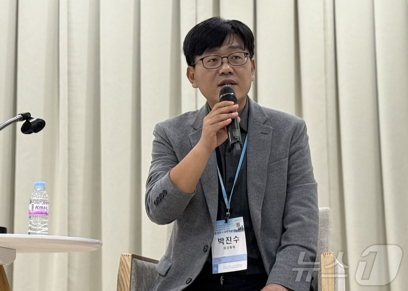 본문 이미지 - 박진수 미코파워 본부장이 17일 부산에서 열린 한국화학공학회 가을 총회에 참석해 발언하고 있다. (한국과학기자협회 제공) 2024. 10.17 /뉴스1