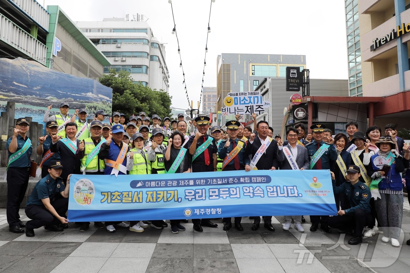 제주경찰청은 17일 오후 제주시 연동 누웨마루 거리 등에서 제주도, 협력단체, 제주관광협회 등과 함께 외국인 관광객 증가에 따른 기초질서 준수 홍보 및 단속을 실시했다.2024.10.17/뉴스1 ⓒ News1 홍수영 기자