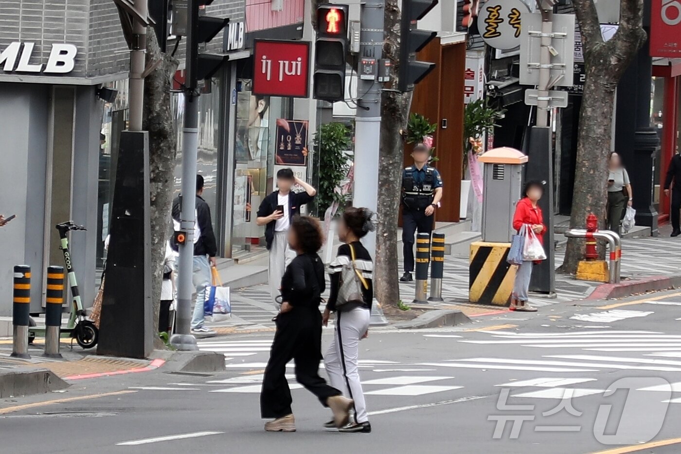 본문 이미지 - 제주시 연동 누웨마루 일대에서 시민 2명이 무단횡단을 하고 있다.(자료사진)7/뉴스1 ⓒ News1 홍수영 기자