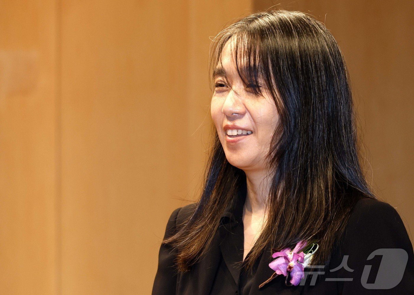 본문 이미지 - 한국인 최초로 노벨문학상을 수상한 한강 작가가 17일 서울 강남구 아이파크타워에서 열린 제18회 포니정 혁신상 시상식에 참석하고 있다. (사진공동취재단)2024.10.17/뉴스1