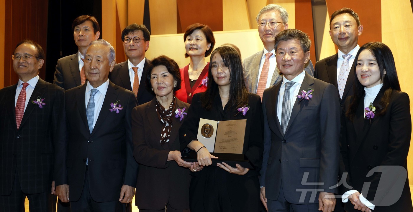 (서울=뉴스1) = 한국인 최초로 노벨문학상을 수상한 한강 작가가 17일 서울 강남구 아이파크타워에서 열린 제18회 포니정 혁신상 시상식에서 참석자들과 기념사진을 촬영하고있다. ( …