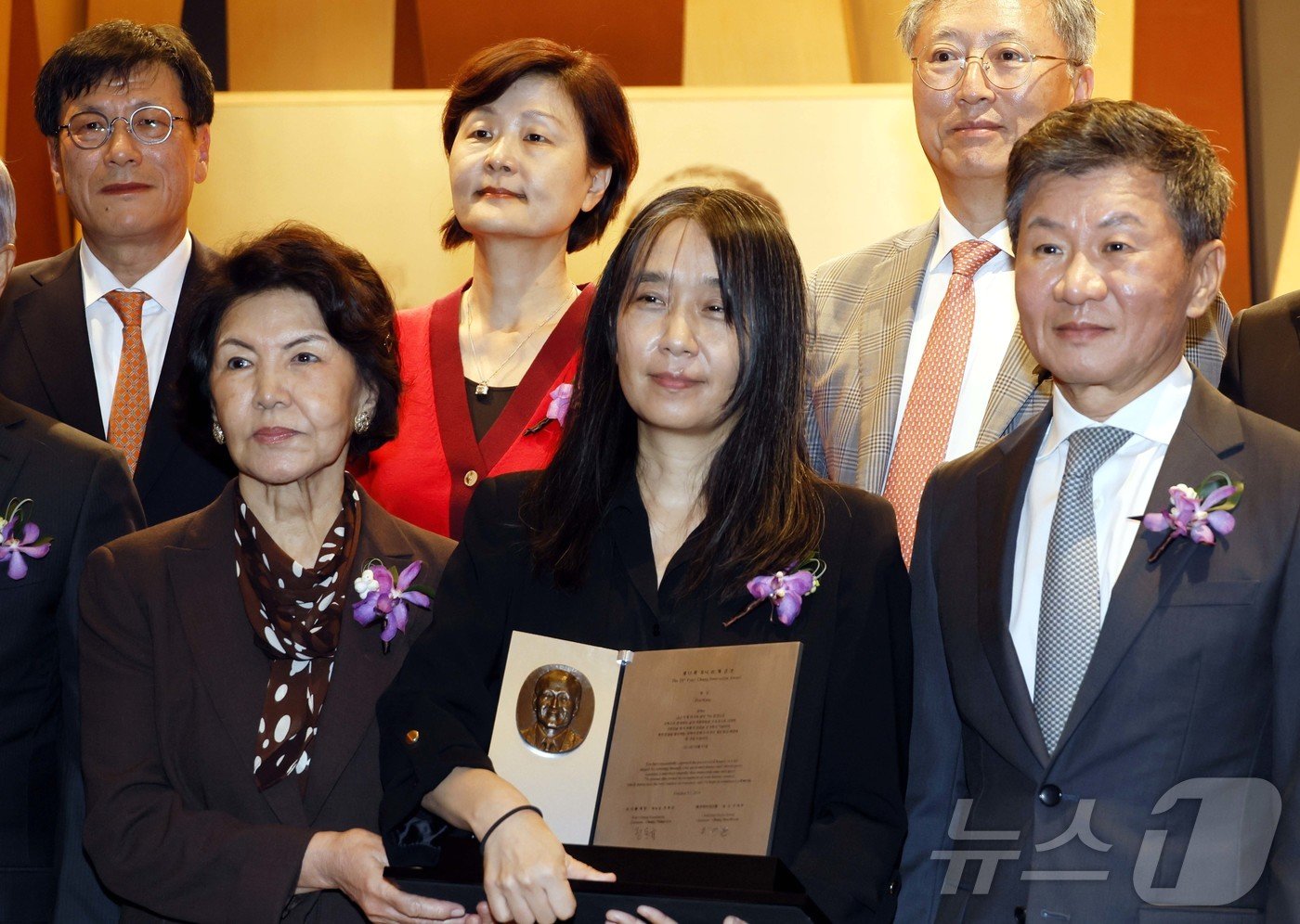 한국인 최초로 노벨문학상을 수상한 한강 작가가 17일 서울 강남구 아이파크타워에서 열린 제18회 포니정 혁신상 시상식에서 참석자들과 기념사진을 촬영하고있다. &#40;사진공동취재단&#41;2024.10.17 /뉴스1