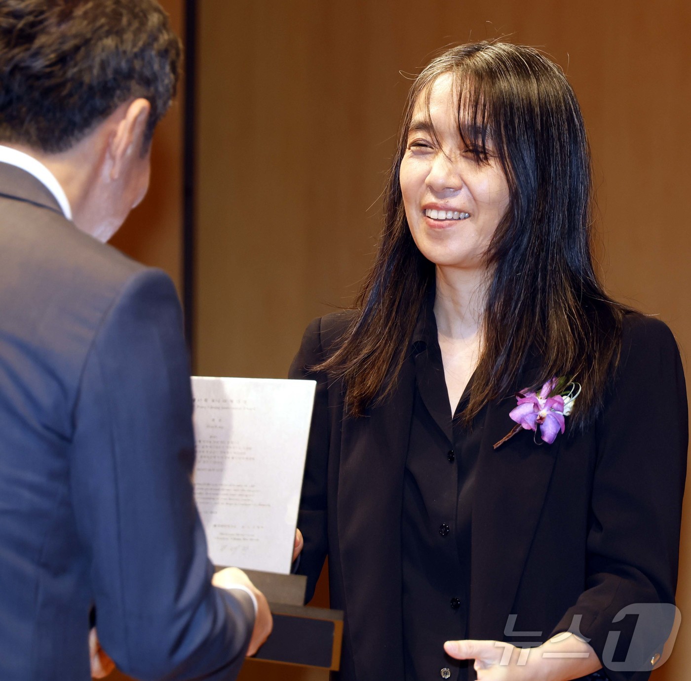 (서울=뉴스1) = 한국인 최초로 노벨문학상을 수상한 한강 작가가 17일 서울 강남구 아이파크타워에서 열린 제18회 포니정 혁신상 시상식에서 수상하고있다. (사진공동취재단)2024 …