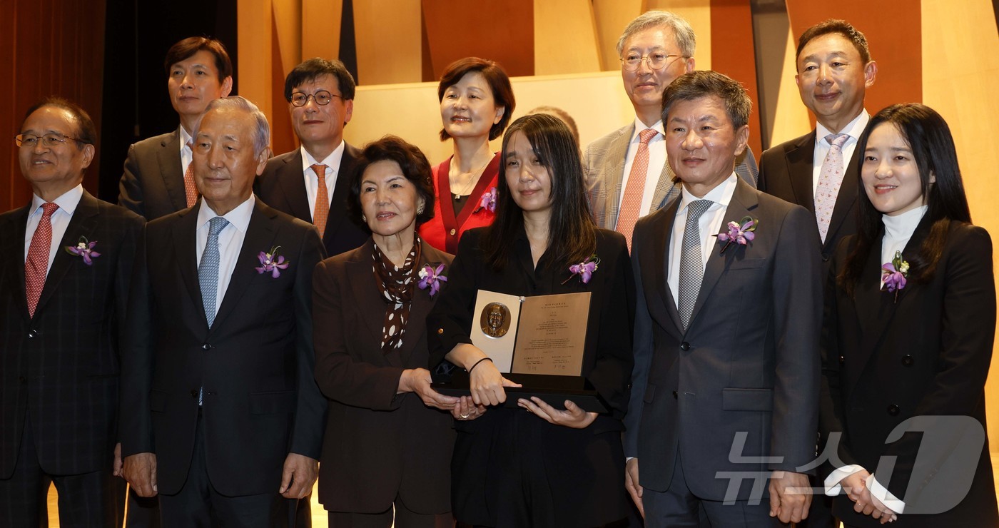 (서울=뉴스1) = 한국인 최초로 노벨문학상을 수상한 한강 작가가 17일 서울 강남구 아이파크타워에서 열린 제18회 포니정 혁신상 시상식에서 참석자들과 기념사진을 촬영하고있다. ( …