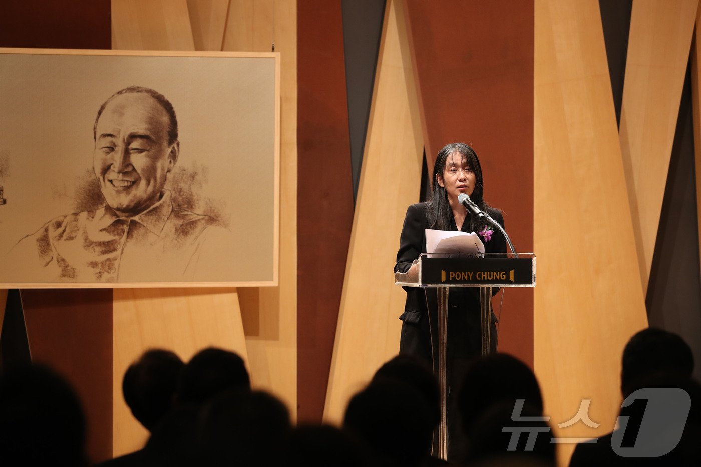 2024노벨문학상 수상 작가 한강이 17일 오후 서울 삼성동 포니정홀에서 열린 &#39;2024 포니정 혁신상&#39; 시상식에서 수상 소감을 하고 있다.&#40;사진공동취재단&#41;2024.10.17/뉴스1