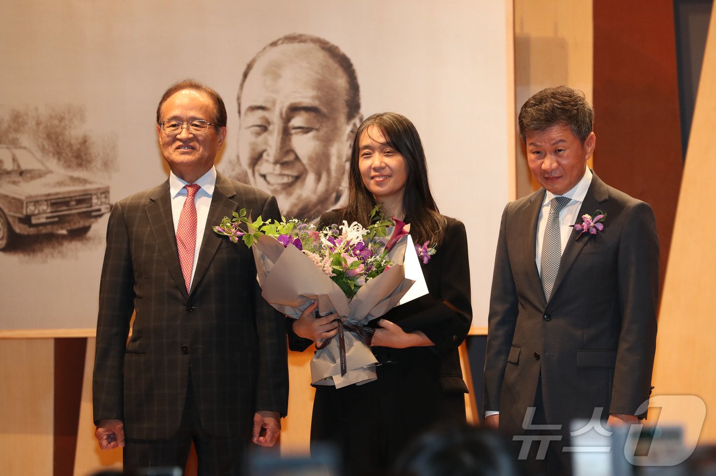 2024노벨문학상 수상 작가 한강이 17일 오후 서울 삼성동 포니정홀에서 열린 &#39;2024 포니정 혁신상&#39; 시상식에서 정몽규 포니정 재단 이사장과 기념촬영을 하고 있다. 주선회 포니정재단 이사.&#40;사진공동취재단&#41;2024.10.17 /뉴스1