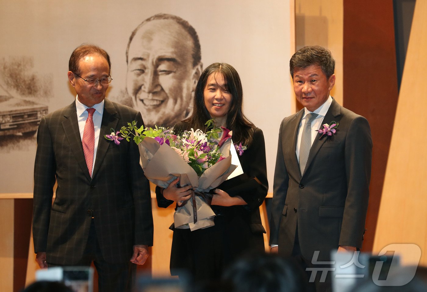 2024노벨문학상 수상 작가 한강이 17일 오후 서울 삼성동 포니정홀에서 열린 &#39;2024 포니정 혁신상&#39; 시상식후 기념촬영을 하고 있다. 왼쪽은 주선회 포니정 재단 이사, 오른쪽은 정몽규 포니정 재단 이사장. &#40;사진공동취재단&#41;2024.10.17 /뉴스1