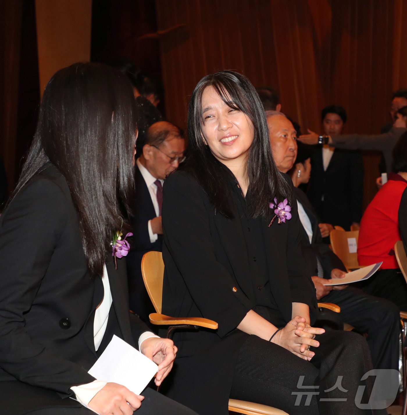 본문 이미지 - 2024노벨문학상 수상 작가 한강이17일 오후 서울 삼성동 포니정홀에서 열린 '2024 포니정 혁신상' 시상식에서 강지혜 문학평론가와 이야기하고 있다.(사진공동취재단)2024.10.17 /뉴스1