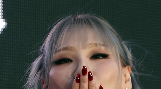 손 키스 날리는 CL