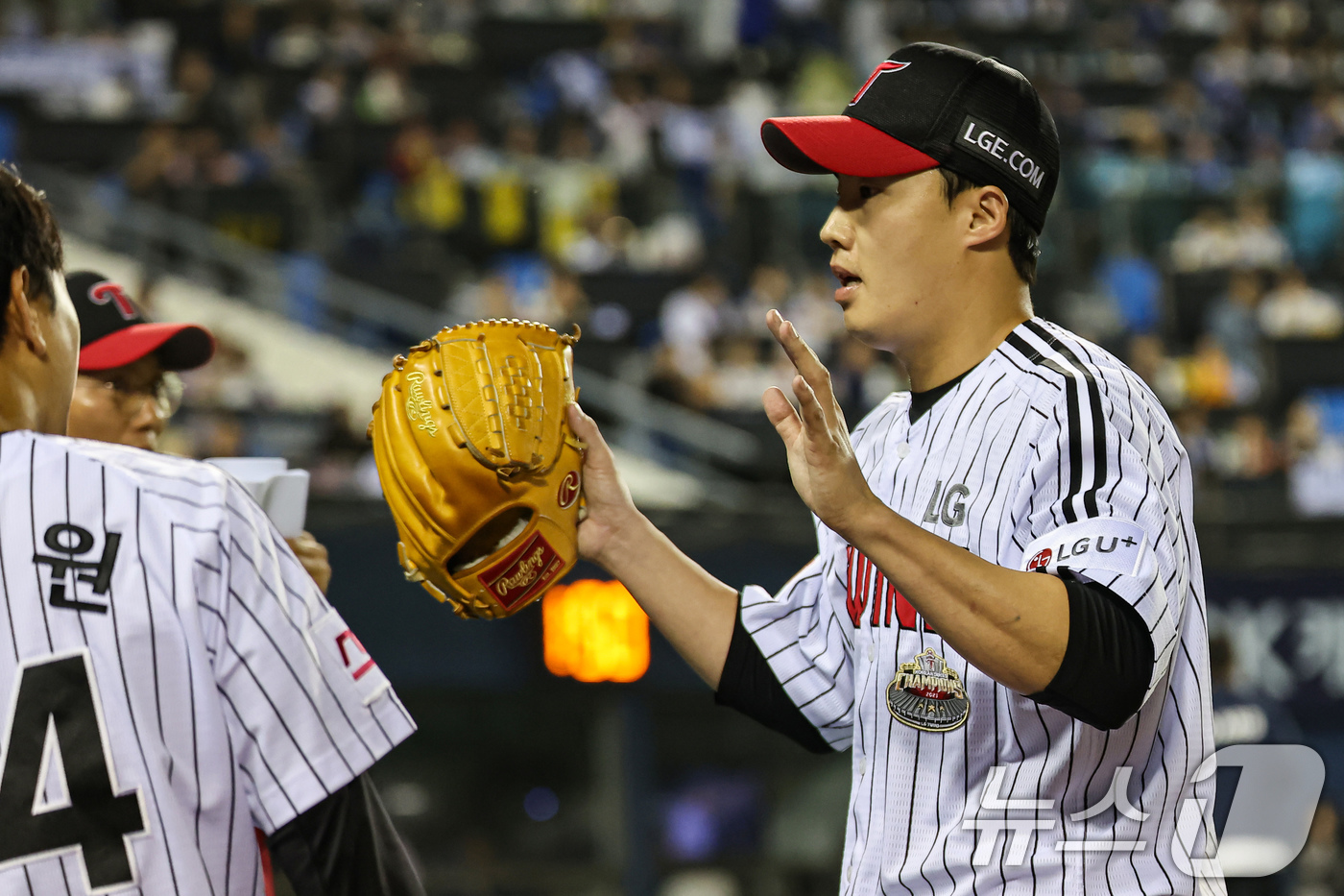 (서울=뉴스1) 김도우 기자 = 17일 오후 서울 송파구 잠실야구장에서 열린 프로야구 '2024 신한 SOL 뱅크 KBO 포스트시즌' 플레이오프 3차전 삼성 라이온즈와 LG 트윈스 …