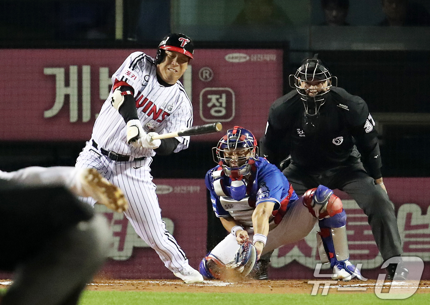 (서울=뉴스1) 오대일 기자 = 17일 오후 서울 송파구 잠실야구장에서 열린 프로야구 '2024 신한 SOL 뱅크 KBO 포스트시즌' 플레이오프 3차전 삼성 라이온즈와 LG 트윈스 …