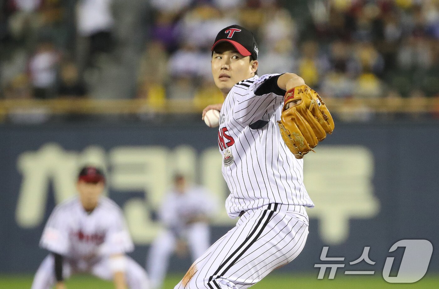 본문 이미지 - 17일 오후 서울 송파구 잠실야구장에서 열린 프로야구 '2024 신한 SOL 뱅크 KBO 포스트시즌' 플레이오프 3차전 삼성 라이온즈와 LG 트윈스의 경기에서 LG 선발투수 임찬규가 역투하고 있다. 2024.10.17/뉴스1 ⓒ News1 임세영 기자