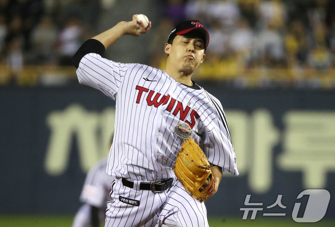 본문 이미지 - 17일 오후 서울 송파구 잠실야구장에서 열린 프로야구 '2024 신한 SOL 뱅크 KBO 포스트시즌' 플레이오프 3차전 삼성 라이온즈와 LG 트윈스의 경기에서 LG 선발투수 임찬규가 역투하고 있다. 2024.10.17/뉴스1 ⓒ News1 임세영 기자