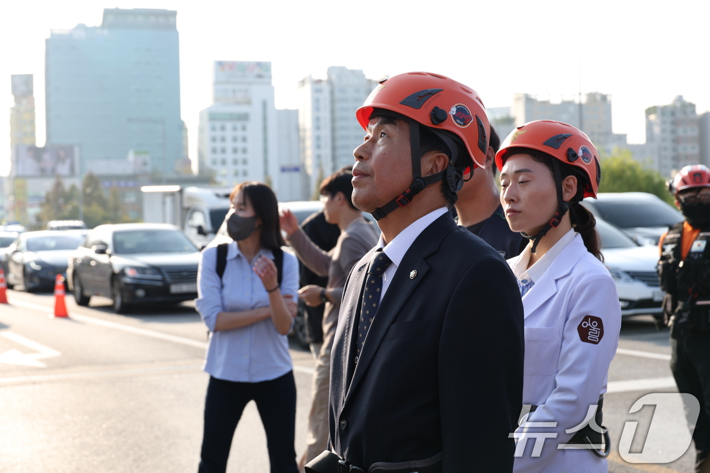 (서울=뉴스1) = 윤종오 진보당 원내대표가 17일 오후 서울 여의도의 한 광고탑에 있는 건설노조 고공농성장을 찾아 한의사와 함께 농성중인 건설노동자 2명의 혈압과 혈당을 체크하는 …