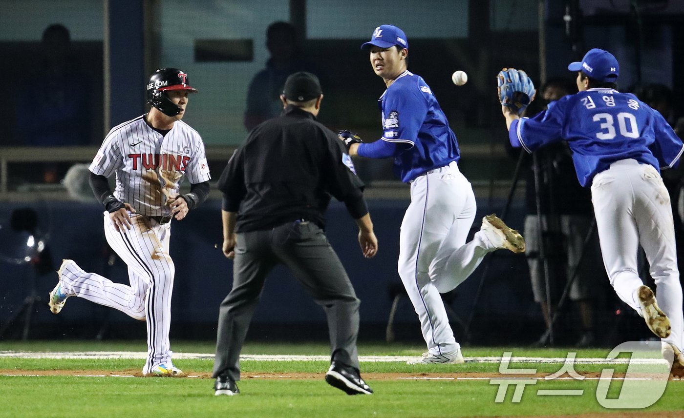 17일 오후 서울 송파구 잠실야구장에서 열린 프로야구 &#39;2024 신한 SOL 뱅크 KBO 포스트시즌&#39; 플레이오프 3차전 삼성 라이온즈와 LG 트윈스의 경기, 2회말 LG 공격 1사 3루 상황에서 박동원의 투수 앞 땅볼 타구때 3루주자 오지환이 런다운에 걸려 아웃되고 있다. 2024.10.17/뉴스1 ⓒ News1 오대일 기자