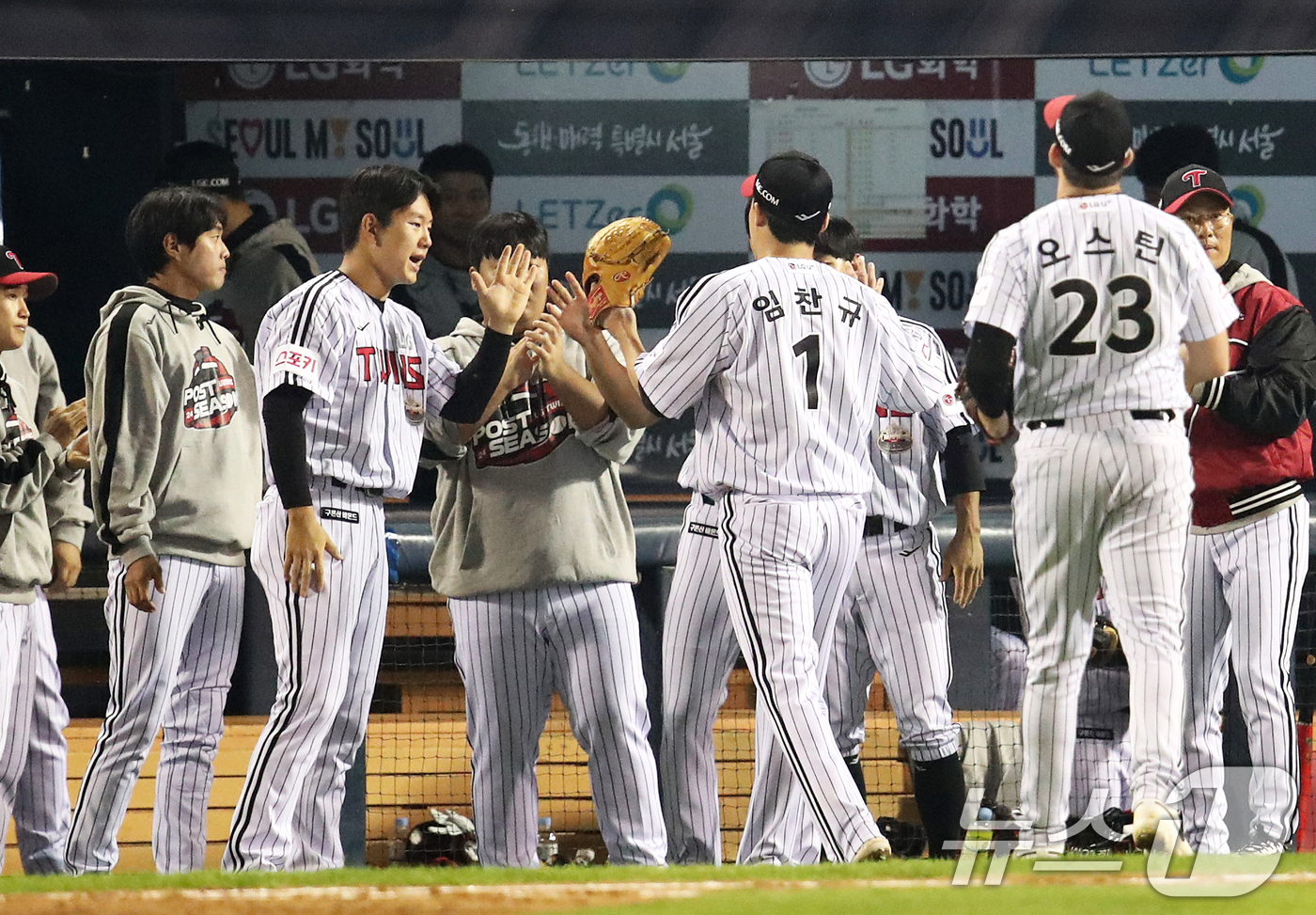 (서울=뉴스1) 오대일 기자 = 17일 오후 서울 송파구 잠실야구장에서 열린 프로야구 '2024 신한 SOL 뱅크 KBO 포스트시즌' 플레이오프 3차전 삼성 라이온즈와 LG 트윈스 …