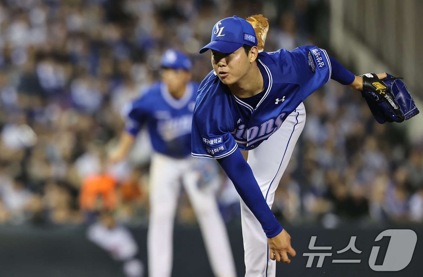 17일 오후 서울 송파구 잠실야구장에서 열린 프로야구 &#39;2024 신한 SOL 뱅크 KBO 포스트시즌&#39; 플레이오프 3차전 삼성 라이온즈와 LG 트윈스의 경기, 삼성 선발투수 황동재가 3회말 역투하고 있다. 2024.10.17/뉴스1 ⓒ News1 김도우 기자