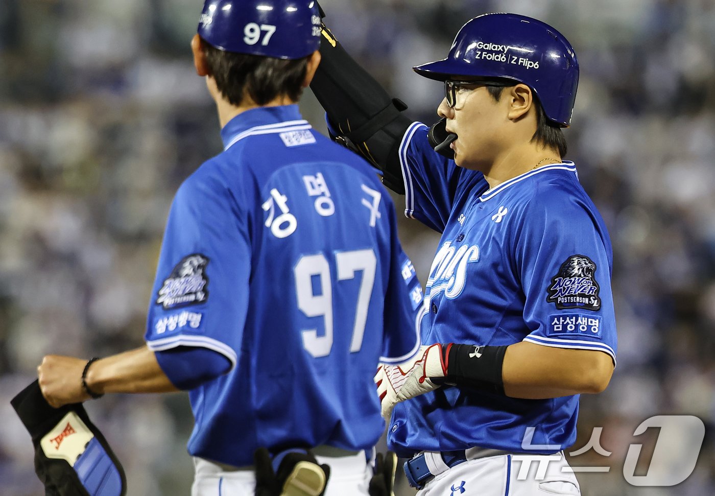 17일 오후 서울 송파구 잠실야구장에서 열린 프로야구 &#39;2024 신한 SOL 뱅크 KBO 포스트시즌&#39; 플레이오프 3차전 삼성 라이온즈와 LG 트윈스의 경기, 4회초 1사 주자없는 상황에서 삼성 윤정빈이 안타를 치고 기뻐하고 있다. 2024.10.17/뉴스1 ⓒ News1 김도우 기자