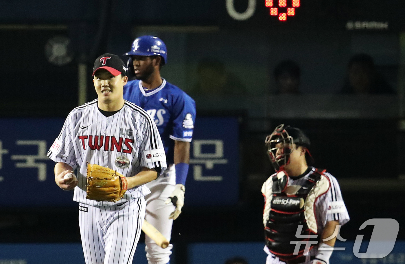 (서울=뉴스1) 오대일 기자 = 17일 오후 서울 송파구 잠실야구장에서 열린 프로야구 '2024 신한 SOL 뱅크 KBO 포스트시즌' 플레이오프 3차전 삼성 라이온즈와 LG 트윈스 …