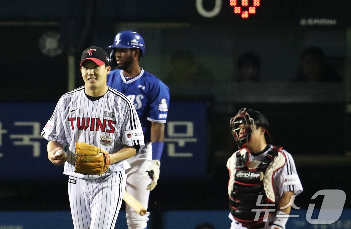 본문 이미지 - 17일 오후 서울 송파구 잠실야구장에서 열린 프로야구 '2024 신한 SOL 뱅크 KBO 포스트시즌' 플레이오프 3차전 삼성 라이온즈와 LG 트윈스의 경기, 4회초 삼성 공격 1사 1루 상황에서 디아즈가 큼지막한 파울홈런을 날린 후 아쉬워하는 동안 LG 선발 임찬규가 안도의 미소를 지어보이고 있다. 2024.10.17/뉴스1 ⓒ News1 오대일 기자