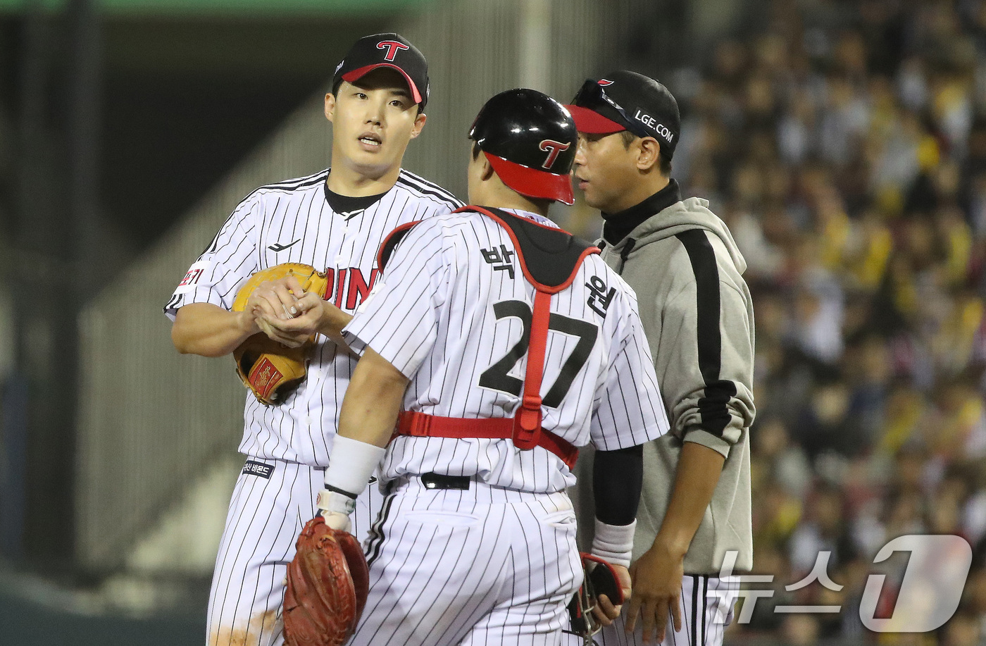 (서울=뉴스1) 임세영 기자 = 17일 오후 서울 송파구 잠실야구장에서 열린 프로야구 '2024 신한 SOL 뱅크 KBO 포스트시즌' 플레이오프 3차전 삼성 라이온즈와 LG 트윈스 …