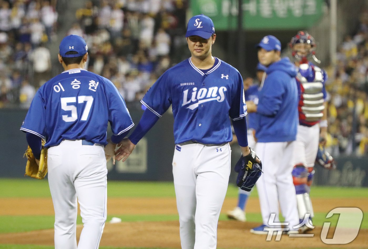 17일 오후 서울 송파구 잠실야구장에서 열린 프로야구 &#39;2024 신한 SOL 뱅크 KBO 포스트시즌&#39; 플레이오프 3차전 삼성 라이온즈와 LG 트윈스의 경기 4회말 무사 1루 상황 삼성 황동재가 마운드를 내려가고 있다. 2024.10.17/뉴스1 ⓒ News1 임세영 기자