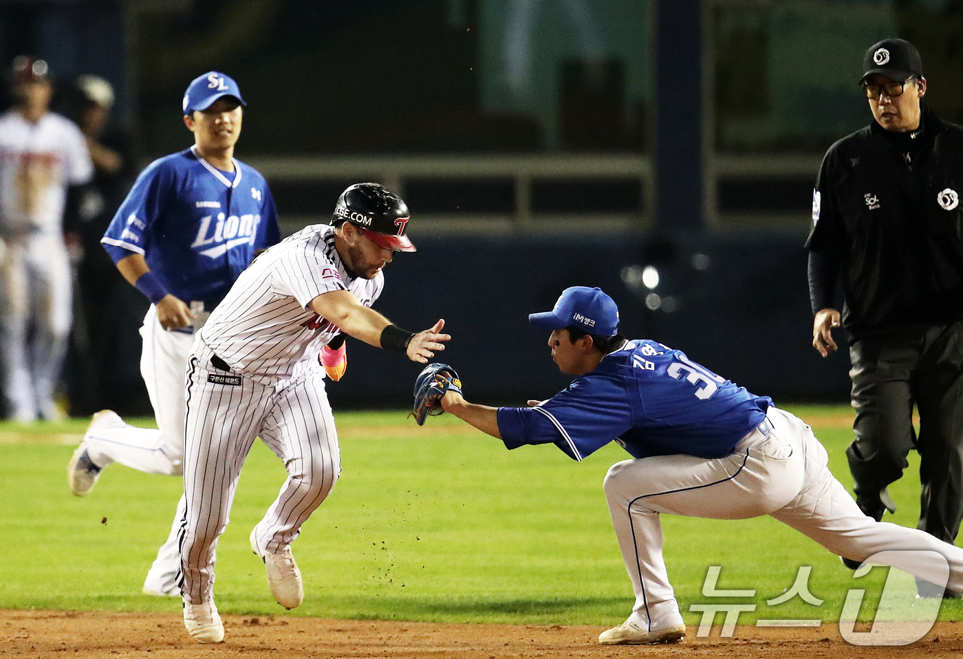 (서울=뉴스1) 오대일 기자 = 17일 오후 서울 송파구 잠실야구장에서 열린 프로야구 '2024 신한 SOL 뱅크 KBO 포스트시즌' 플레이오프 3차전 삼성 라이온즈와 LG 트윈스 …