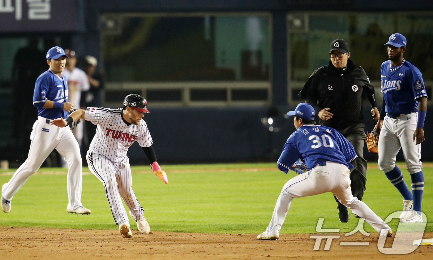 (서울=뉴스1) 오대일 기자 = 17일 오후 서울 송파구 잠실야구장에서 열린 프로야구 '2024 신한 SOL 뱅크 KBO 포스트시즌' 플레이오프 3차전 삼성 라이온즈와 LG 트윈스 …